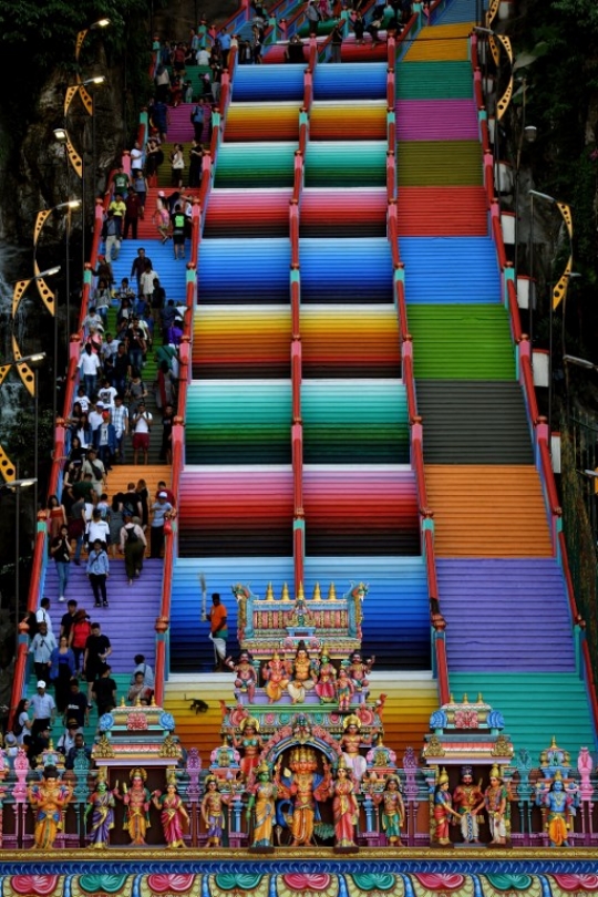 Cantiknya tangga warna-warni Batu Caves di Malaysia