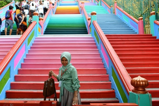 Cantiknya tangga warna-warni Batu Caves di Malaysia