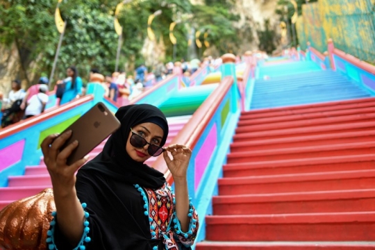 Cantiknya tangga warna-warni Batu Caves di Malaysia