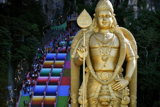 Cantiknya tangga warna-warni Batu Caves di Malaysia