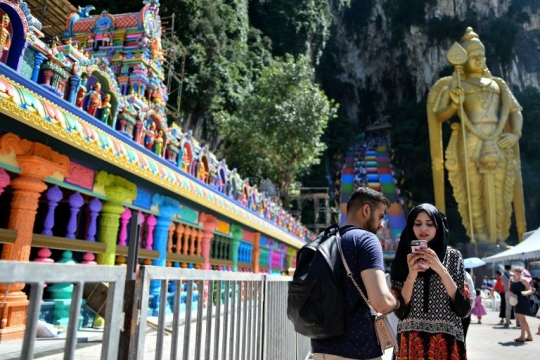 Cantiknya tangga warna-warni Batu Caves di Malaysia