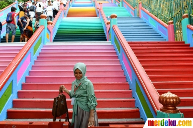 Foto Cantiknya tangga  warna  warni  Batu Caves di Malaysia 