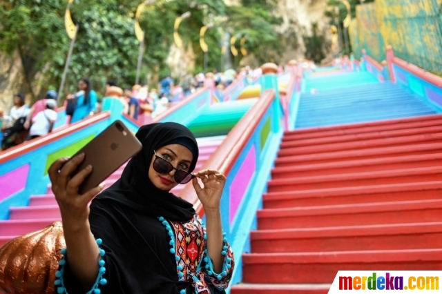 Foto Cantiknya tangga warna  warni  Batu Caves di Malaysia  