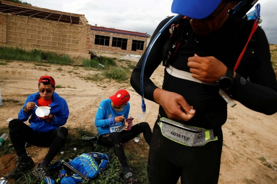 Ekstremnya trek lomba lari ultramaraton 100 km di China