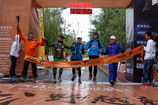 Ekstremnya trek lomba lari ultramaraton 100 km di China