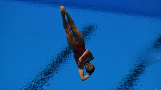 Aksi atlet loncat indah bersaing di final springboard 1m putri