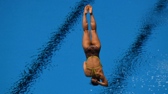 Aksi atlet loncat indah bersaing di final springboard 1m putri