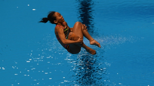 Aksi atlet loncat indah bersaing di final springboard 1m putri