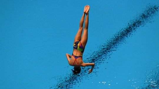 Aksi atlet loncat indah bersaing di final springboard 1m putri