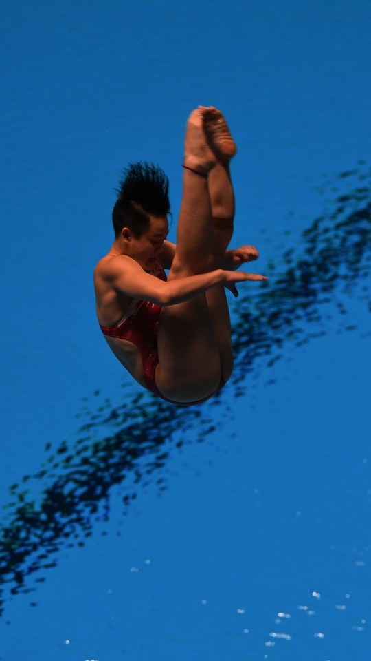 Aksi atlet loncat indah bersaing di final springboard 1m putri