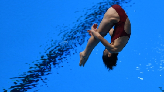 Aksi atlet loncat indah bersaing di final springboard 1m putri