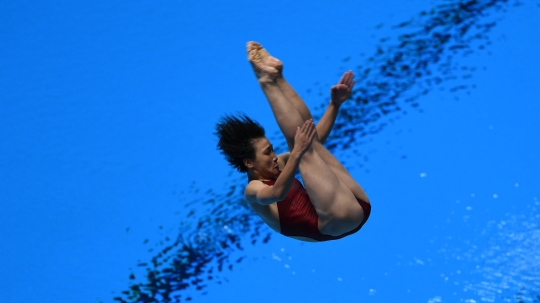 Aksi atlet loncat indah bersaing di final springboard 1m putri