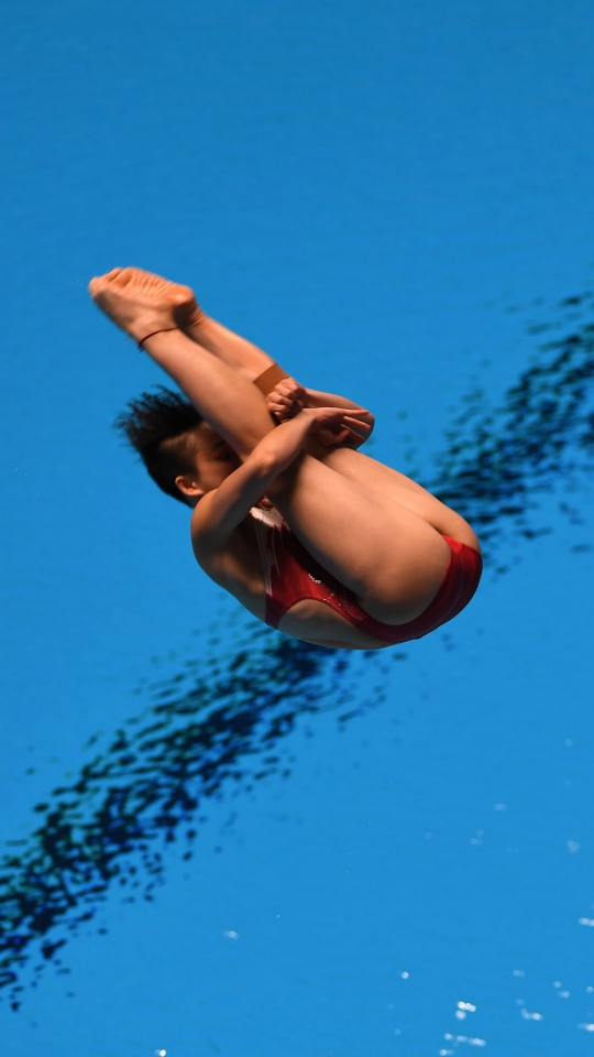Aksi atlet loncat indah bersaing di final springboard 1m putri