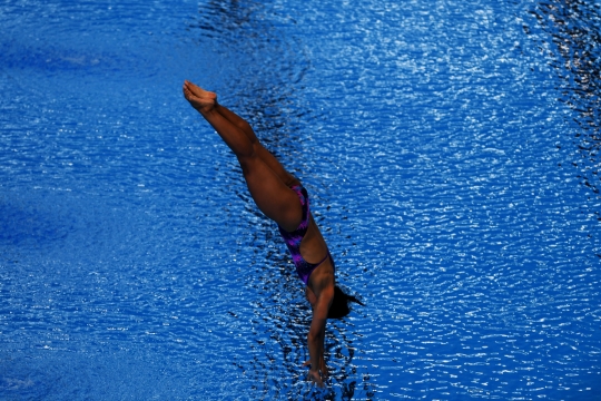 Atlet loncat indah Linadini Yasmin bersaing di nomor springboard 3m