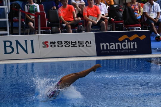 Atlet loncat indah Linadini Yasmin bersaing di nomor springboard 3m