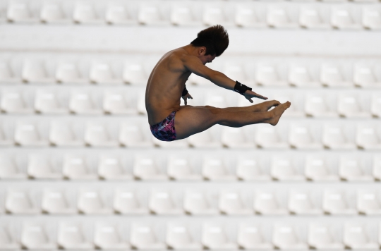 Atlet loncat indah putra bersaing di nomor platform 10 meter