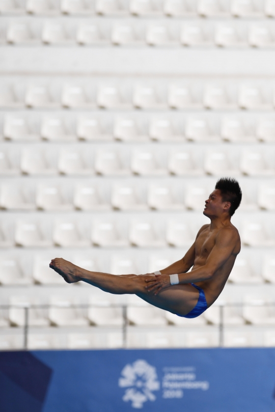 Atlet loncat indah putra bersaing di nomor platform 10 meter