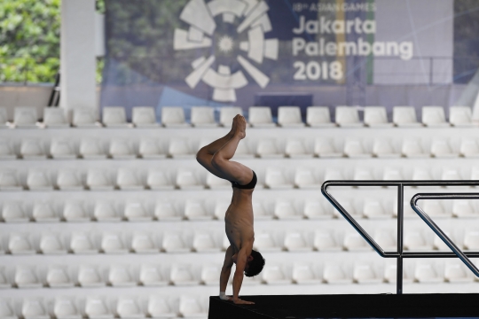 Atlet loncat indah putra bersaing di nomor platform 10 meter