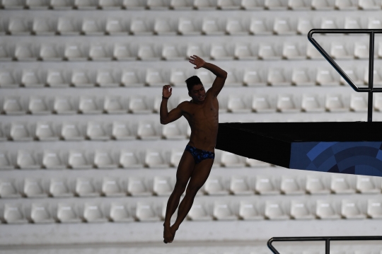 Atlet loncat indah putra bersaing di nomor platform 10 meter