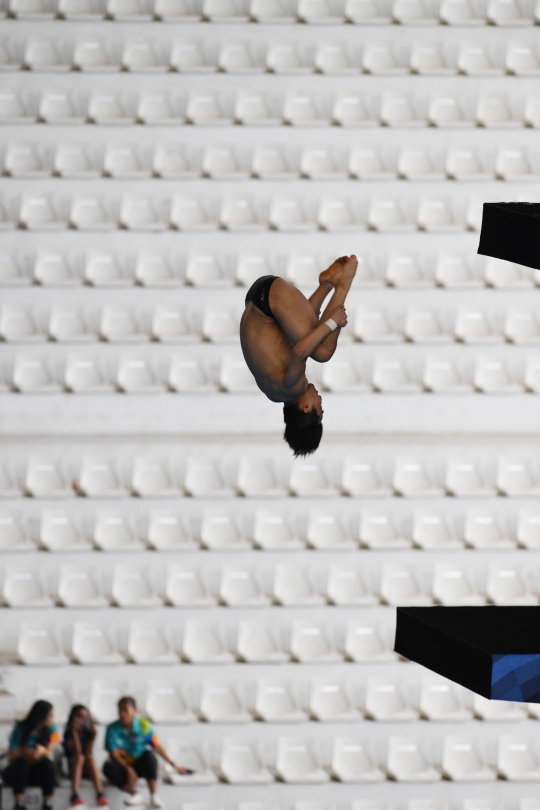 Atlet loncat indah putra bersaing di nomor platform 10 meter