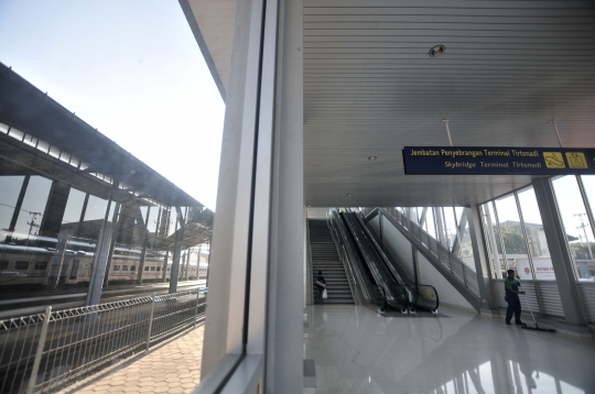 Menyusuri Skybridge Stasiun Solo Balapan-Terminal Tirtonadi