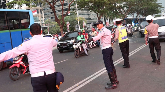 Kesigapan polisi dan Dishub atur lalu lintas jelang penutupan Asian Games 2018