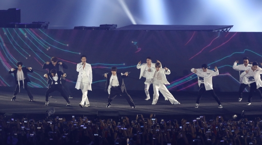 Aksi Super Junior di malam penutupan Asian Games 2018