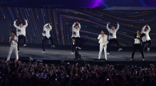 Aksi Super Junior di malam penutupan Asian Games 2018