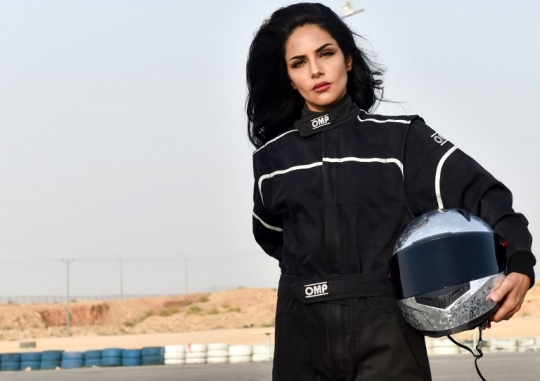 Mengenal si cantik Almimoni, pembalap wanita pertama Saudi