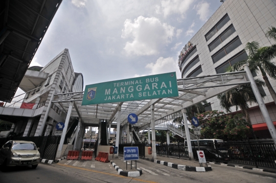 Melihat aktivitas renovasi Terminal Manggarai