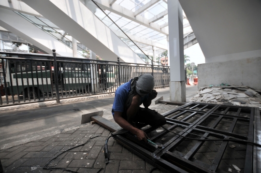 Melihat aktivitas renovasi Terminal Manggarai