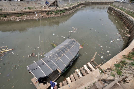 Tumpukan sampah cemari Kali Ciliwung