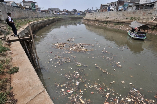 Tumpukan sampah cemari Kali Ciliwung