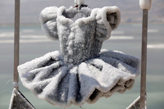 Uniknya karya seni dari kristal garam di Laut Mati