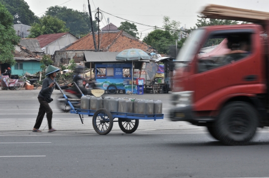 Ketiadaan JPO dan lampu merah di simpang Pulogadung ancam keselamatan pejalan kaki