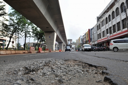 Jalan rusak di Kelapa Gading yang tak kunjung diperbaiki