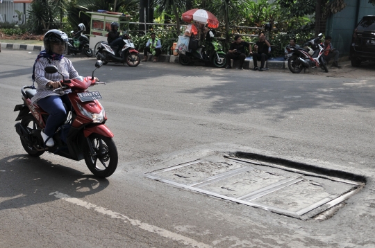 Jalan rusak di Kelapa Gading yang tak kunjung diperbaiki