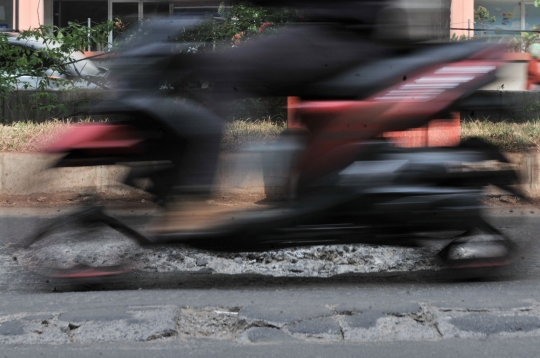 Jalan rusak di Kelapa Gading yang tak kunjung diperbaiki