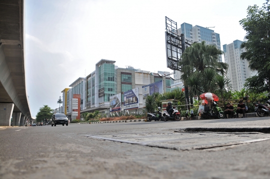 Jalan rusak di Kelapa Gading yang tak kunjung diperbaiki