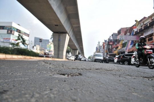 Jalan rusak di Kelapa Gading yang tak kunjung diperbaiki