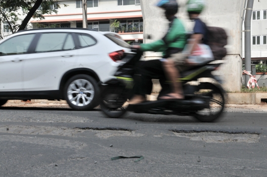 Jalan rusak di Kelapa Gading yang tak kunjung diperbaiki