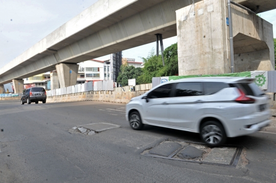 Jalan rusak di Kelapa Gading yang tak kunjung diperbaiki