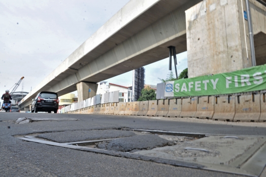 Jalan rusak di Kelapa Gading yang tak kunjung diperbaiki