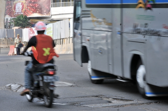 Jalan rusak di Kelapa Gading yang tak kunjung diperbaiki