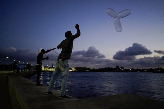 Uniknya fungsi lain kondom di tangan warga Kuba