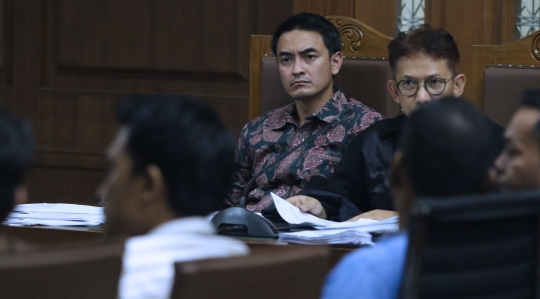 Reaksi wajah Zumi Zola mendengar 10 orang saksi di sidang lanjutan