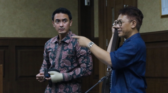 Reaksi wajah Zumi Zola mendengar 10 orang saksi di sidang lanjutan