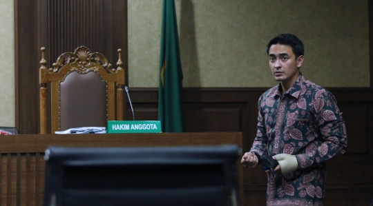 Reaksi wajah Zumi Zola mendengar 10 orang saksi di sidang lanjutan