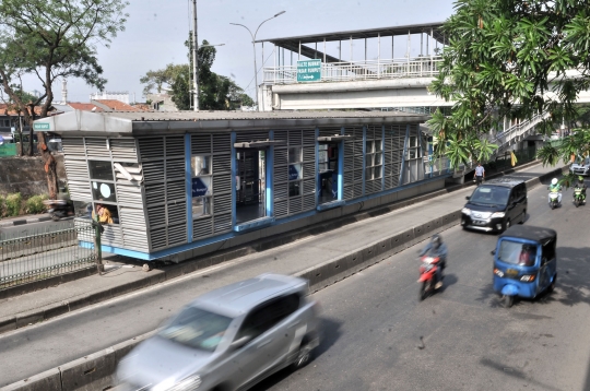 Kondisi memprihatinkan halte Transjakarta Pasar Rumput