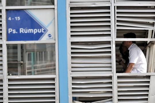 Kondisi memprihatinkan halte Transjakarta Pasar Rumput